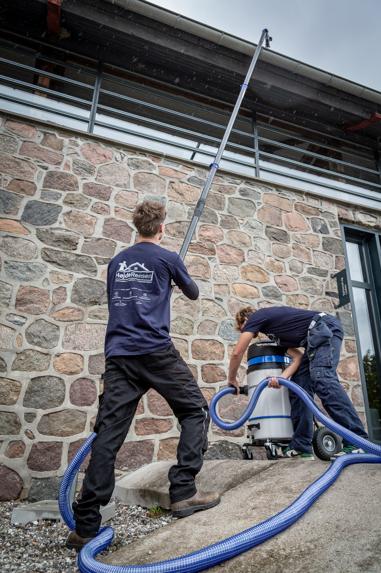 HøjdeRensen renser tagrende fra jorden med carbonstang